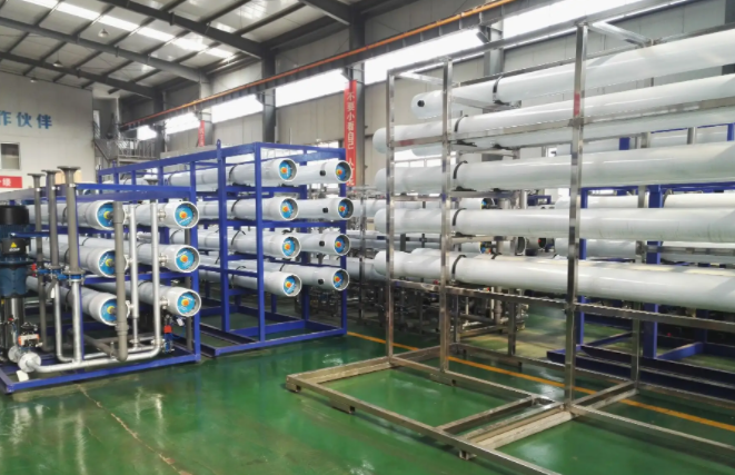 工業(yè)<a href=http://www.trtjkw.com/fstcjssb/ target=_blank class=infotextkey>反滲透凈水設(shè)備</a>展示